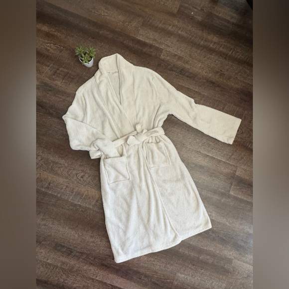 Ulta Beauty Plush Women’s White Robe - Picture 1 of 6